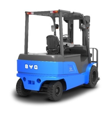 Fabricada en China, la carretilla elevadora eléctrica de cuatro pivotes de BYD pesa entre 7,0 y 8,0 toneladas.