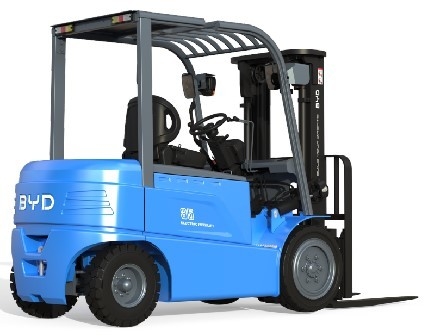 Fabricada en China, la carretilla elevadora eléctrica de cuatro pivotes de BYD pesa entre 7,0 y 8,0 toneladas.
