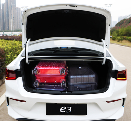 El sedán eléctrico compacto BYD e3 tiene un alcance de 410 kilómetros.