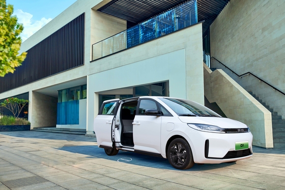 BYD Pure Electric Taxi D1 tiene un alcance de 418 km y una puerta corredera eléctrica