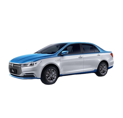 El taxi eléctrico puro Qin EV de BYD tiene un alcance de 450KM y una carrocería de doble color.