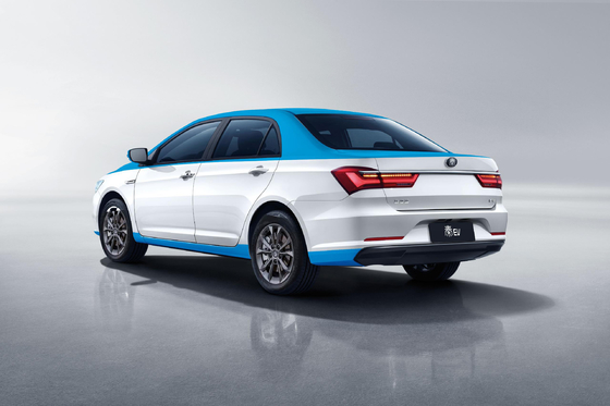 El taxi eléctrico puro Qin EV de BYD tiene un alcance de 450KM y una carrocería de doble color.
