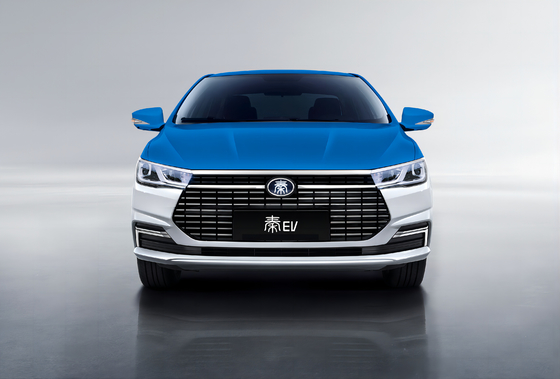 El taxi eléctrico puro Qin EV de BYD tiene un alcance de 450KM y una carrocería de doble color.