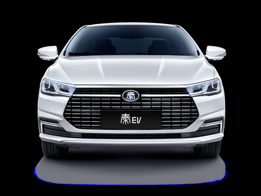 El taxi eléctrico puro Qin EV de BYD tiene un alcance de 450KM y una carrocería de doble color.