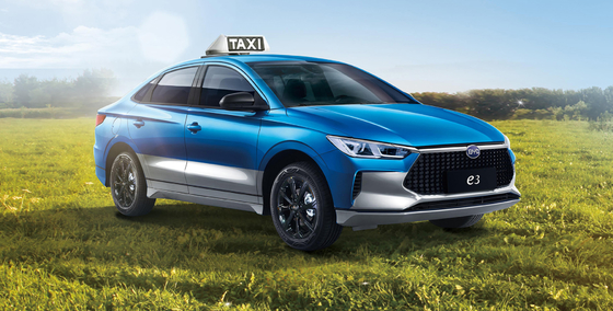 El taxi eléctrico e3 de BYD tiene un alcance de 401KM.