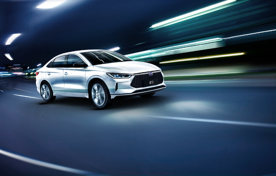 El taxi eléctrico e3 de BYD tiene un alcance de 401KM.